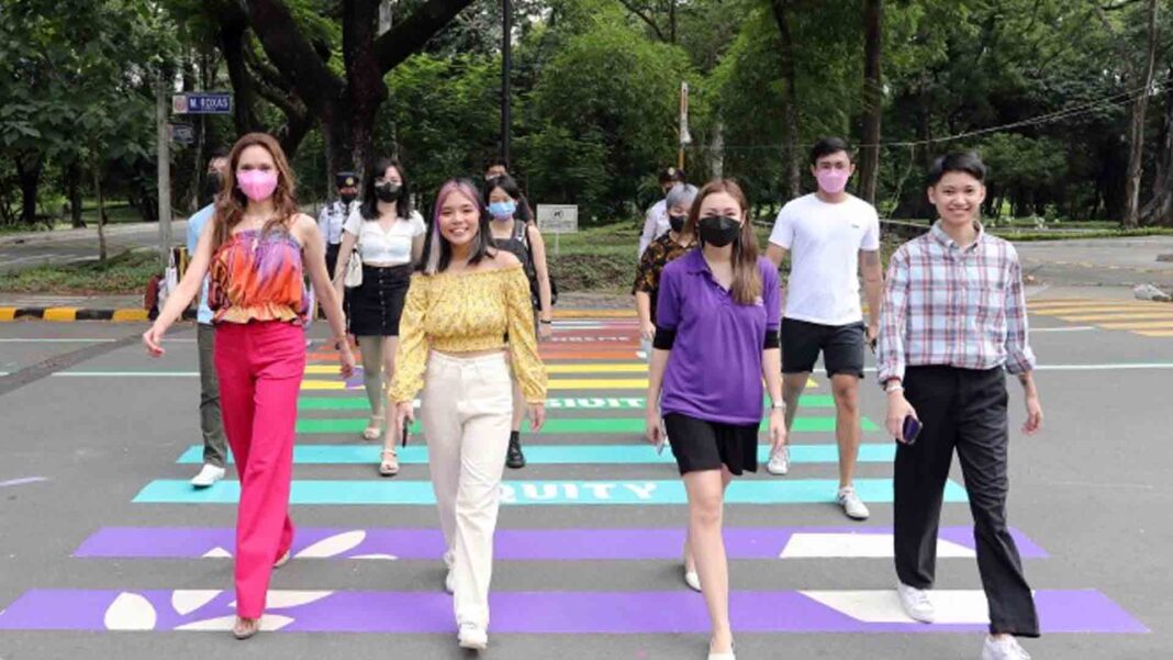 20221211 PAGEONE - Same Sex Couple