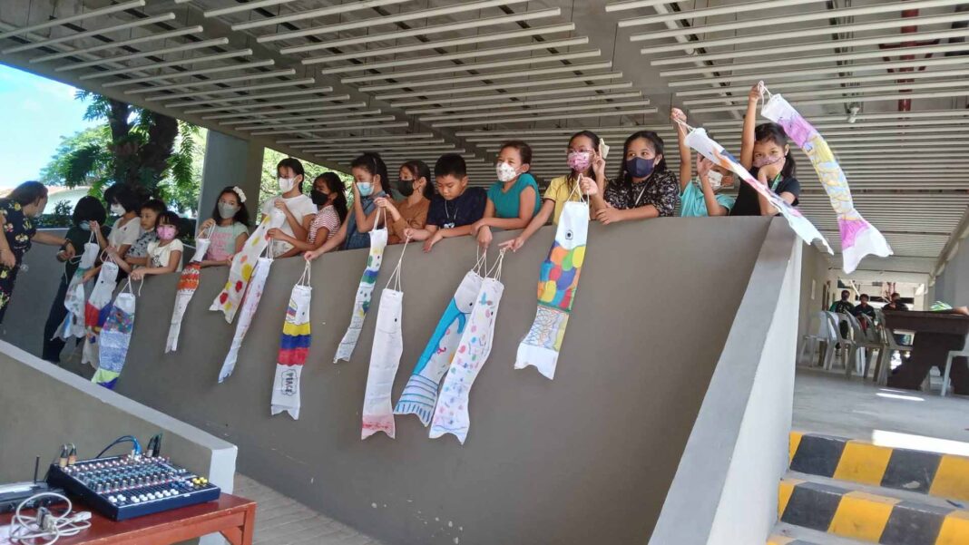 20230116 PAGEONE - The children were invited to step outside to hang their finished koinobori