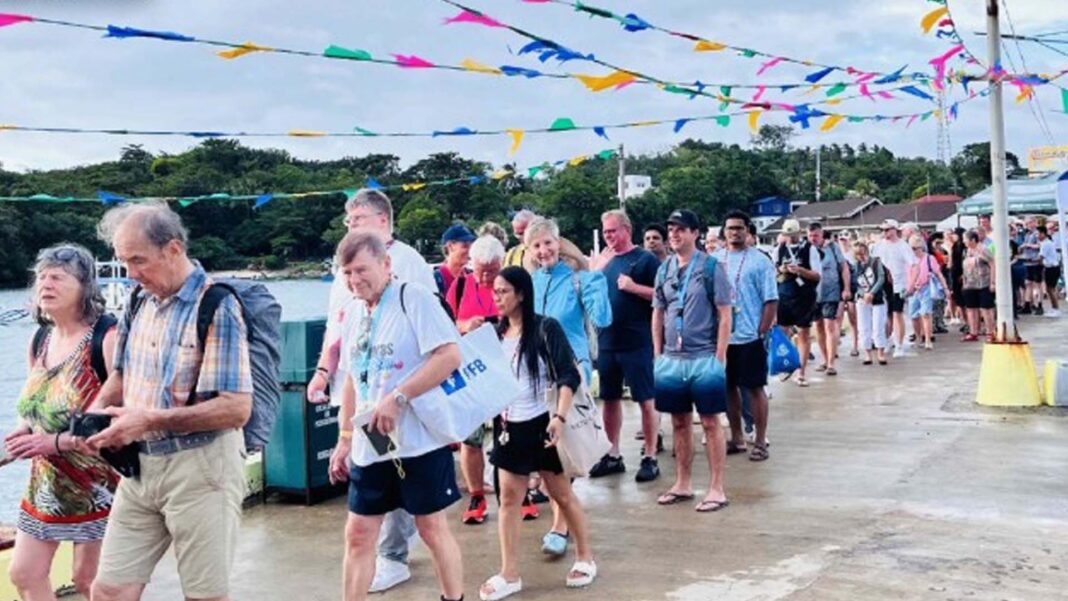 20250114 PAGEONE - Tourists