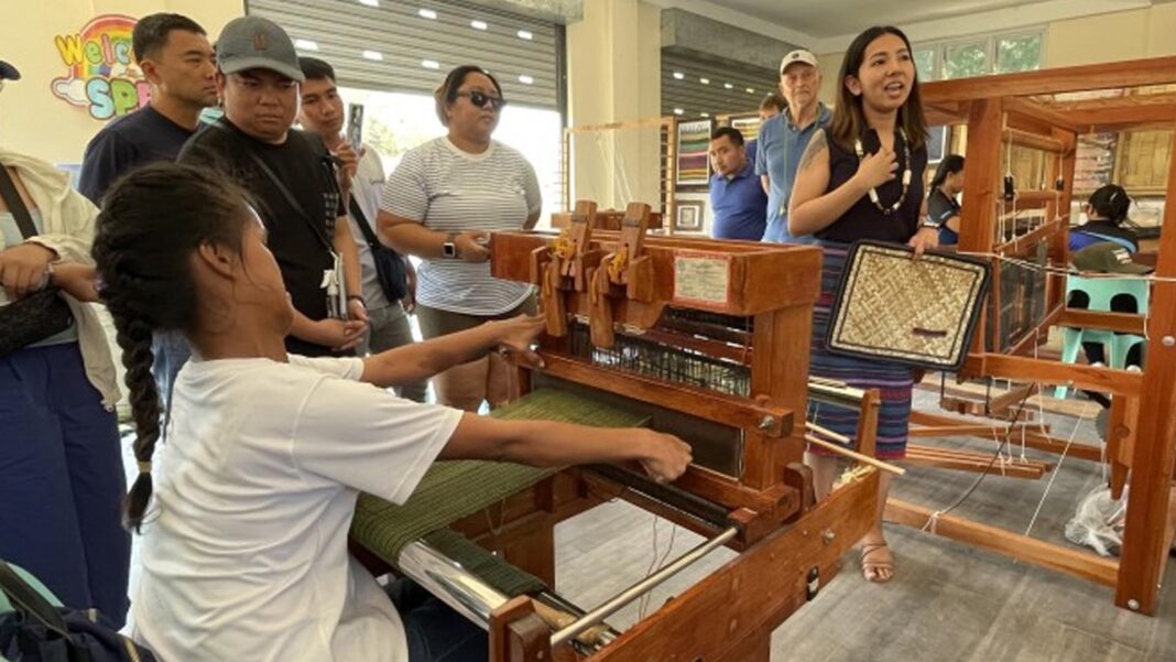 20250407 PAGEONE - Handloom weaving
